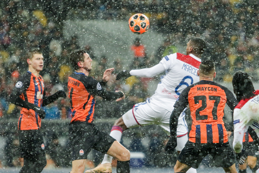 Defensive air challenges: Marcelo ahead of Maguire and van Dijk