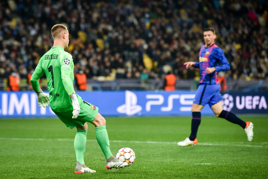 Goalkeepers' passing game: 36 leagues worldwide