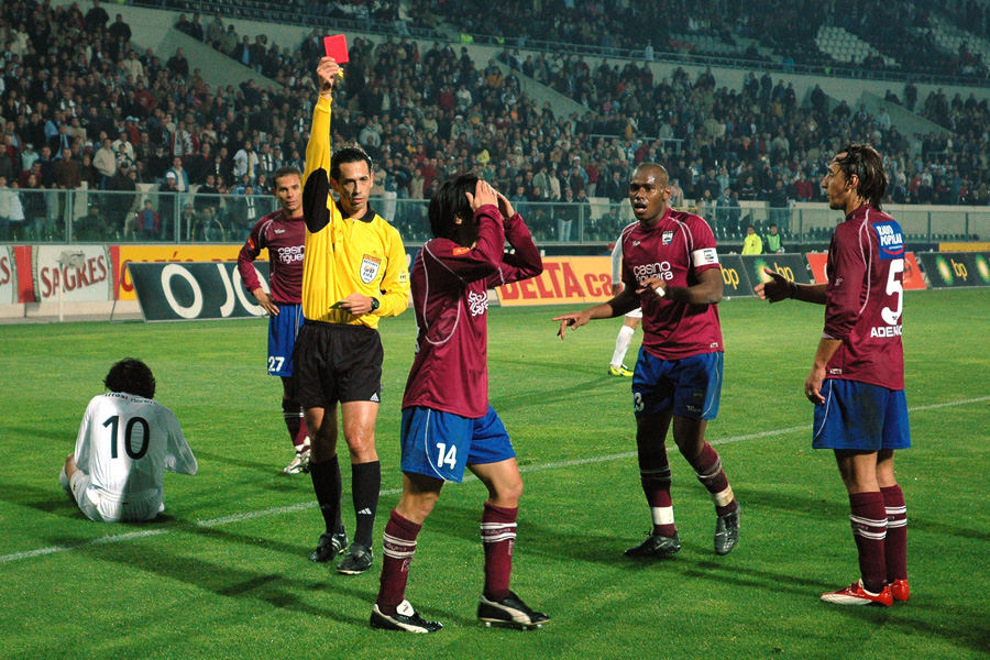 Cartons, fautes et temps additionnel dans le monde